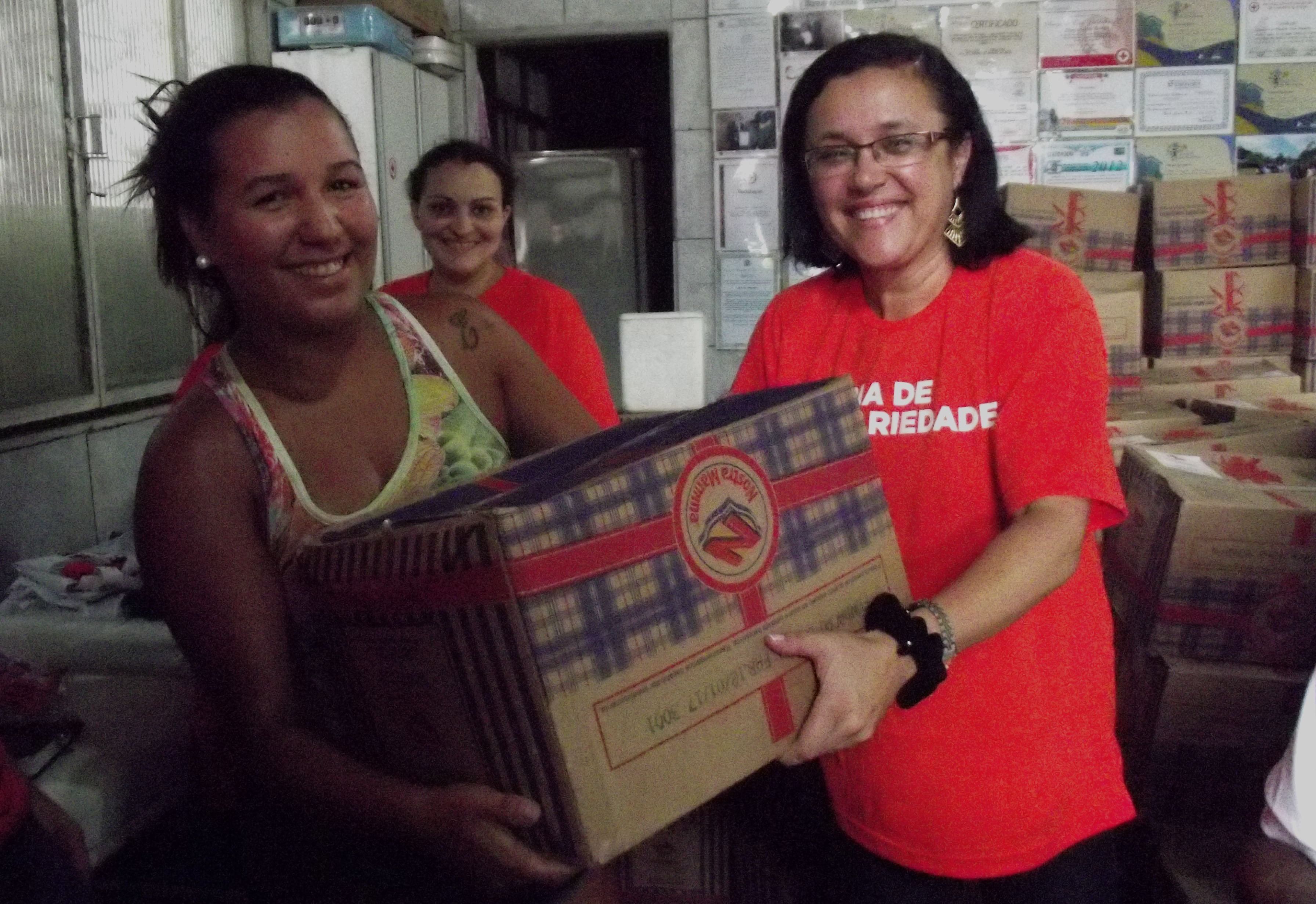 Cruz Vermelha Brasileira distribui cestas (5)