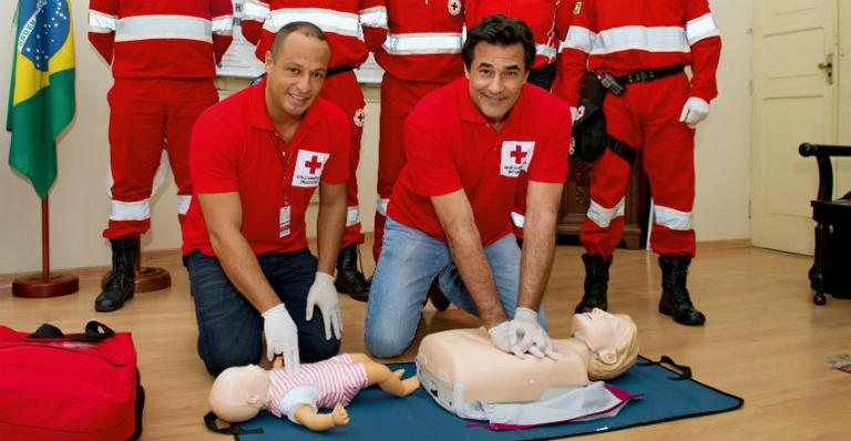 Luciano Szafir engajamento e reconhecimento da Cruz Vermelha