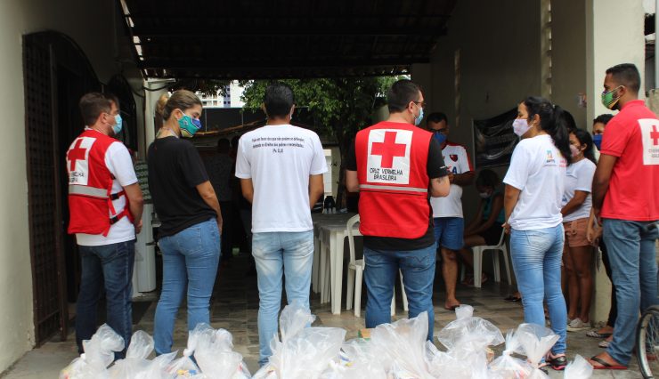 Voluntários entregam cestas básicas no Amapá