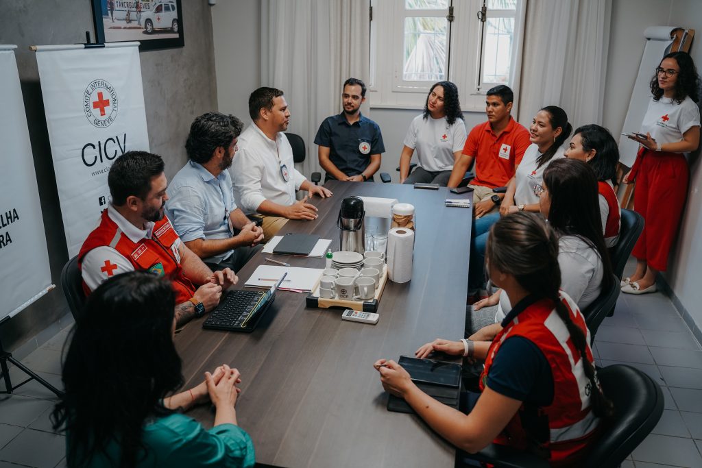 Equipes de trabalho do CICV e CVB reunidas na sede do Comitê Internacional da Cruz Vermelha em Boa Vista, Roraima.
